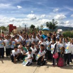 Niños junto a Grifo, el muñeco de Aguas del Norte