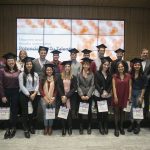 Becados-graduados-junto-con-representantes-de-Banco-Galicia