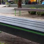 Bancos de madera plásticas en plaza de Tigre