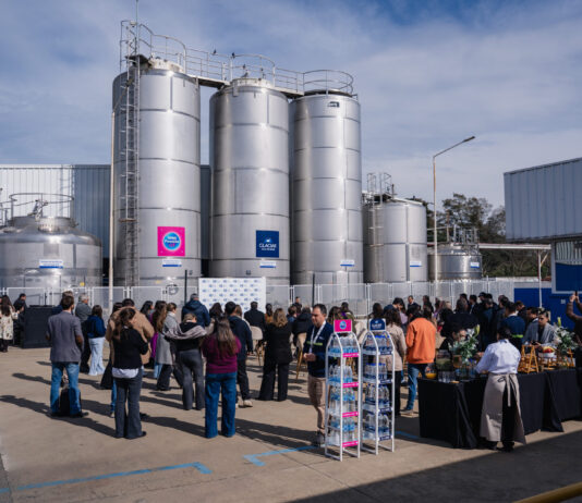 Eco Aguas y Bebidas Saludables recibió la certificación internacional AWS en su planta de Moreno