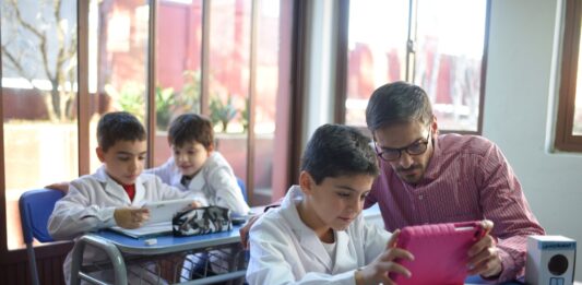 Enseñar en tiempos de IA: Nuestro Lugar presenta sus nuevos talleres para docentes