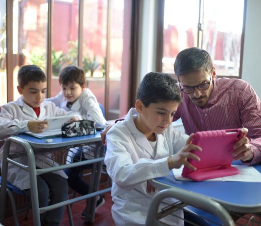 Enseñar en tiempos de IA: Nuestro Lugar presenta sus nuevos talleres para docentes